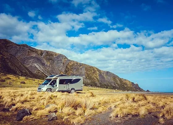 Autocaravana perfilada en paisaje natural - TTCamper Murcia